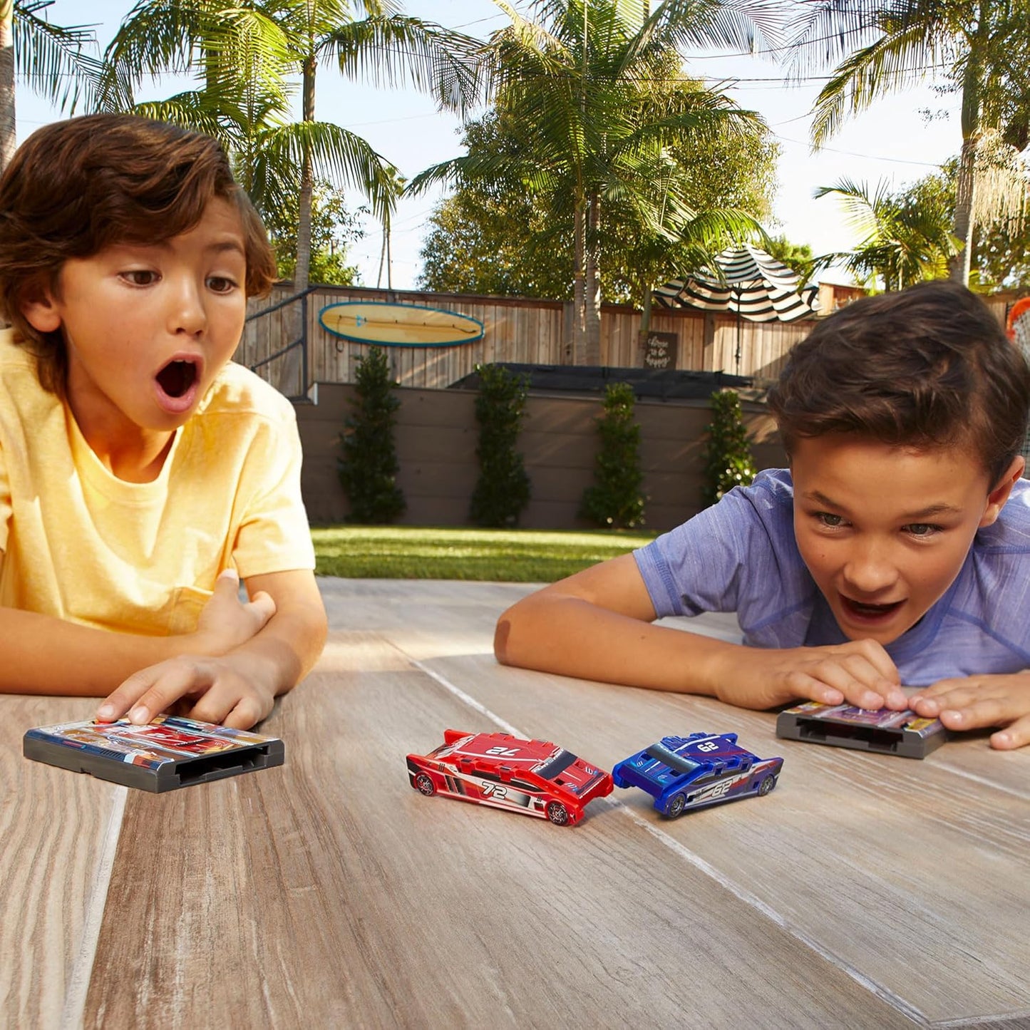 Flat 2 Fast Stunt Card Racers (assorted colors)